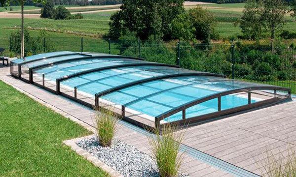 Ultralågt pooltak Special med kurvig glasöverdelning i antracit RAL7016